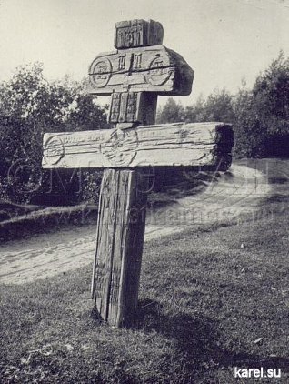 Старинный деревянный резной крест, поставленный на распутьи почтового тракта "Олонец-Петрозаводск" 1927 год.