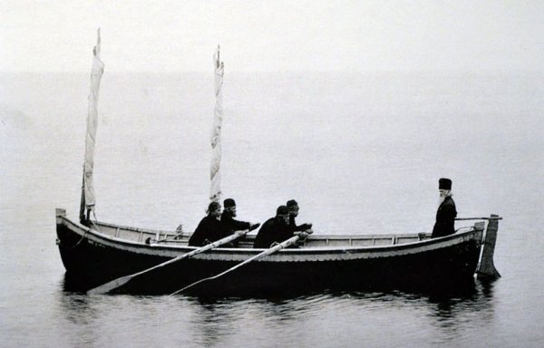 Монахи в монастырском карбасе. Фотография с выставки «Маяки Белого моря».