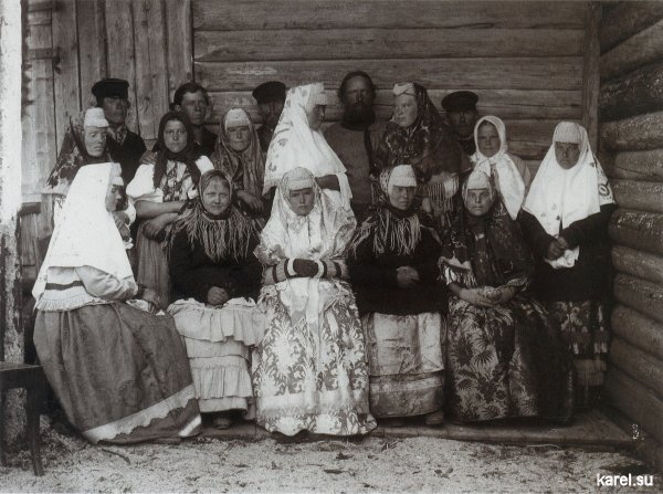 Группа крестьян в народных костюмах